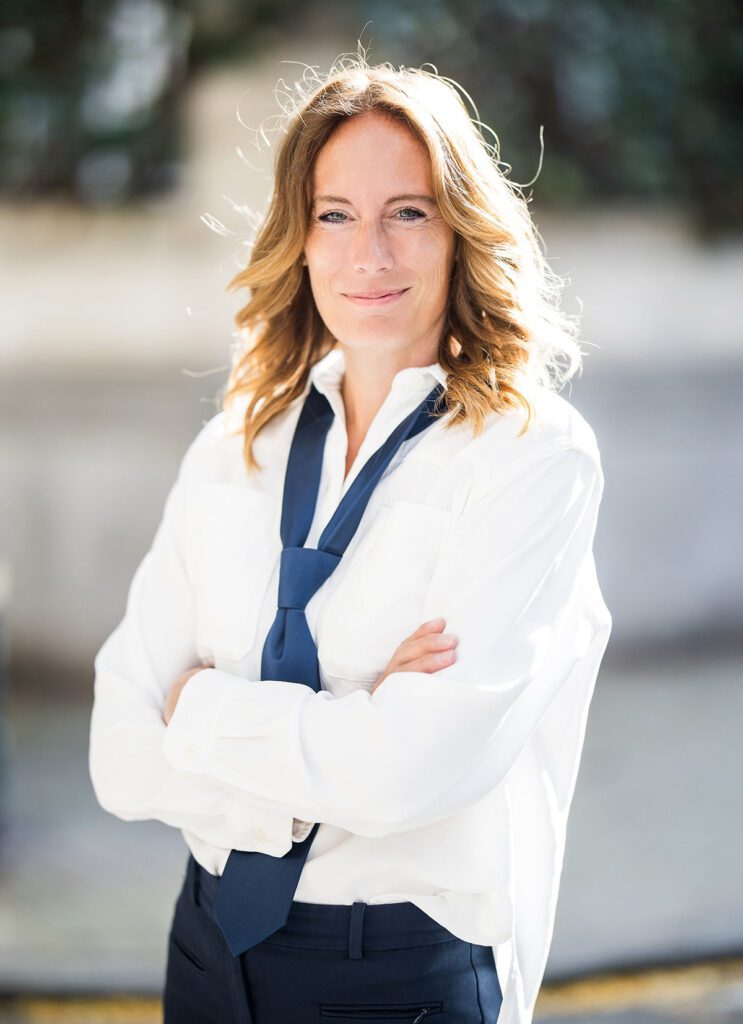 Isabeau Paape, Coach de Vie, aide les femmes à trouver joie et vitalité grâce à l’hypnose et la méditation. Transformez votre vie dès aujourd’hui !